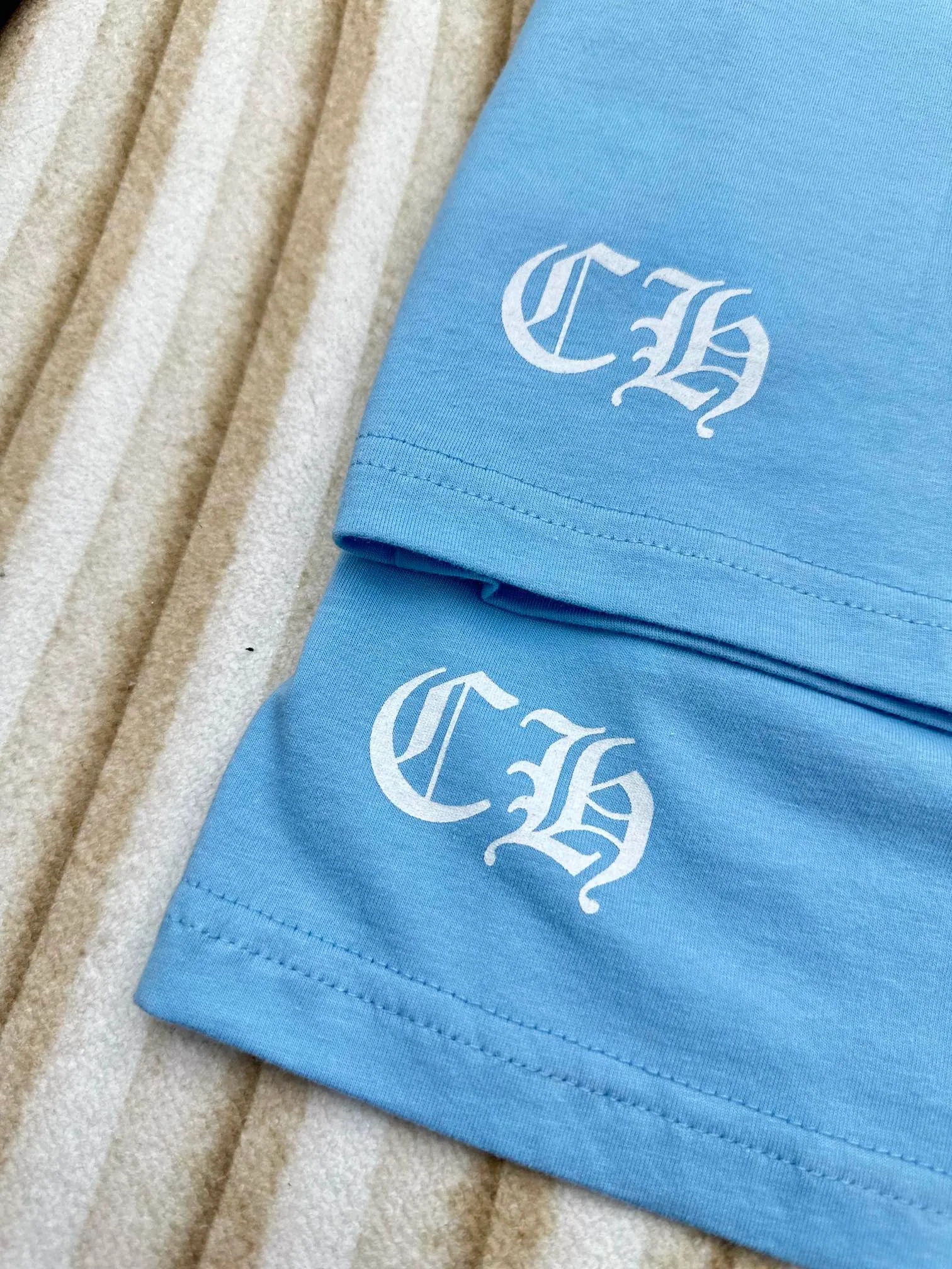 Chrome Heart Ch baby blue T Size：S/M/L G ， ， ， ！ ！ ， ， 。 。 、 ， ！